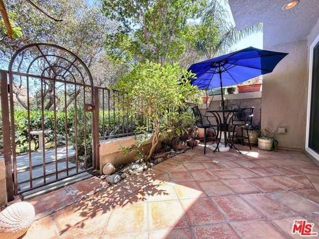 22208 Frontier Place, Chatsworth CA: https://media.crmls.org/mediaz/0377ad5d-49b8-4f78-a2ea-b60595f8da3f.jpg