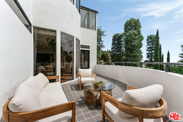 6469 Rodgerton Drive, Los Angeles CA: https://media.crmls.org/mediaz/0378e233-0fc6-4c53-99e6-4560377d135c.jpg