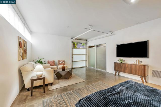 1231 Pine St, Oakland CA: https://media.crmls.org/mediaz/03791f01-d9e3-4812-a40d-ea05ac97d50f.jpg
