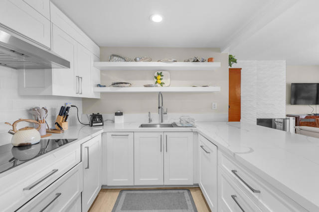 910 Island Drive, Rancho Mirage CA: https://media.crmls.org/mediaz/03794a29-3701-430d-a1f8-6b2d29d0f9ab.jpg