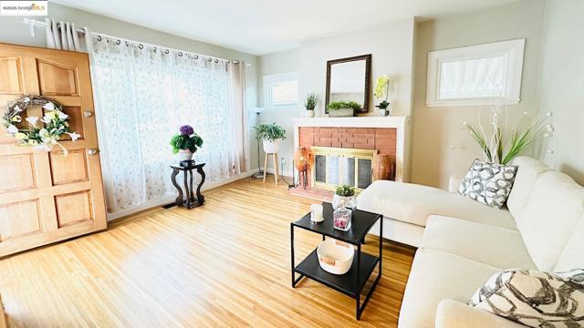 840 Key Route Blvd, Albany CA: https://media.crmls.org/mediaz/03798af2-3101-4b19-bb11-bd496217f26f.jpg