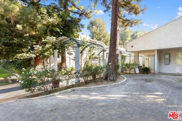 20134 Leadwell Street, Winnetka CA: https://media.crmls.org/mediaz/0379fa76-4bbd-4de7-995c-56f59914a08a.jpg