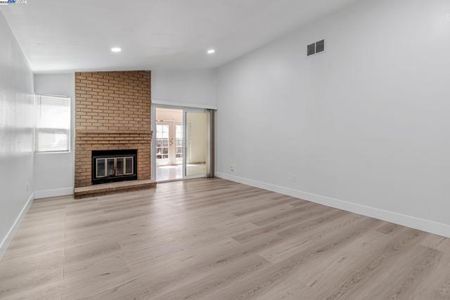 1290 Canterbury, Hercules CA: https://media.crmls.org/mediaz/037ab36e-1ff8-439e-a220-6135fc2644ef.jpg
