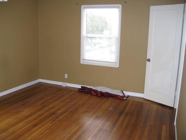 2421 Ritchie St, Oakland CA: https://media.crmls.org/mediaz/037af3c6-bf7d-4f87-ab31-30aae1466ac1.jpg