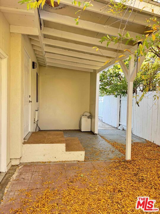 7516 Oakdale Avenue, Winnetka CA: https://media.crmls.org/mediaz/037b2be9-980f-47cb-9ef8-278e87e46658.jpg