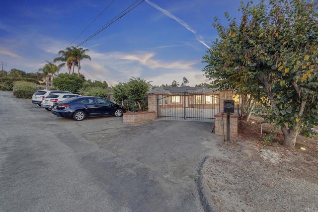 929 Chumash Trail, Vista CA: https://media.crmls.org/mediaz/037b5fa4-4c5c-48d2-a11c-b4df07cda308.jpg