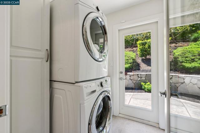70 Lost Valley Dr, Orinda CA: https://media.crmls.org/mediaz/037bef28-59f1-4f5c-b67a-76ac8e6c7b92.jpg