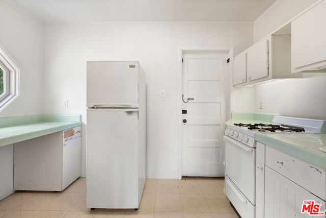 443 S June Street, Los Angeles CA: https://media.crmls.org/mediaz/037c450d-41eb-430f-9a96-7c58e252e4ae.jpg