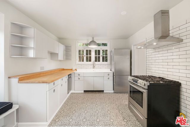 2063 Grace Avenue, Los Angeles CA: https://media.crmls.org/mediaz/037c96a3-e7a4-4907-88da-3058fa74741e.jpg