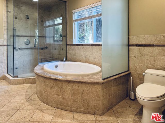 458 S Clark Drive, Beverly Hills CA: https://media.crmls.org/mediaz/037cc216-9a19-4b14-81ad-d5ccc39d1214.jpg