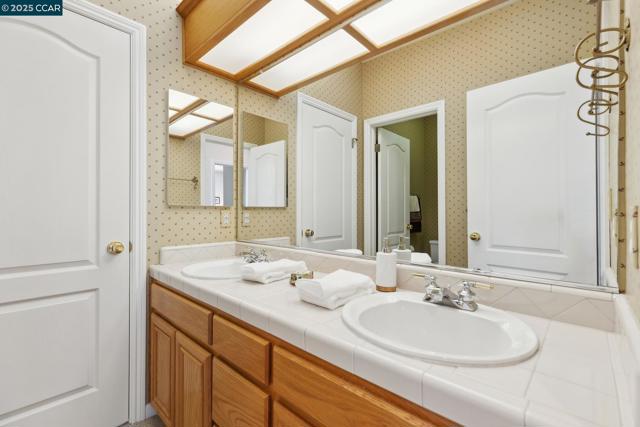 21 Mercury Ct, Pleasant Hill CA: https://media.crmls.org/mediaz/037d821f-2d46-41ee-89ab-5468df376e87.jpg