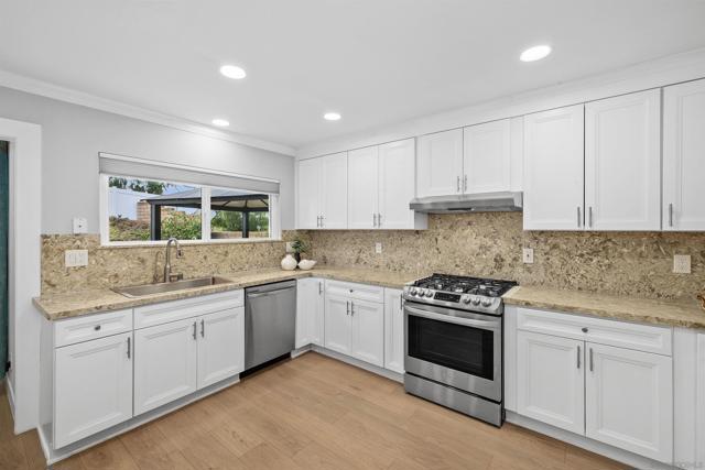 12866 SUMMERFIELD LN, Poway CA: https://media.crmls.org/mediaz/037ea7c8-781e-4301-b4b6-e6f4072cdee3.jpg