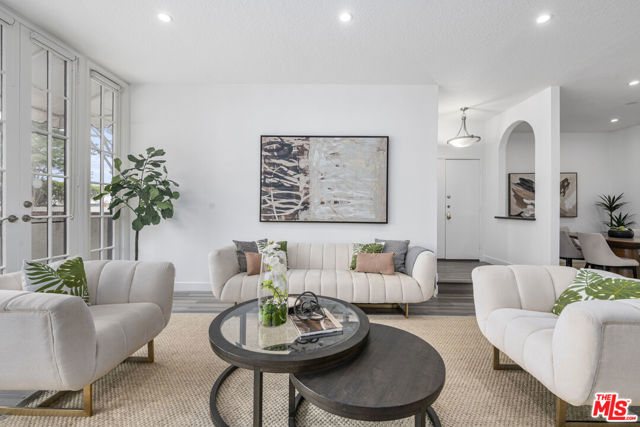 350 S Spalding Drive, Beverly Hills CA: https://media.crmls.org/mediaz/037f30de-6f8f-4410-820f-a803b32dc05f.jpg