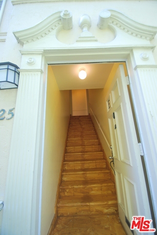 325 PALM Drive, Beverly Hills CA: https://media.crmls.org/mediaz/0380b494-0288-4918-9bfd-4b3e1bf7b1fa.jpg
