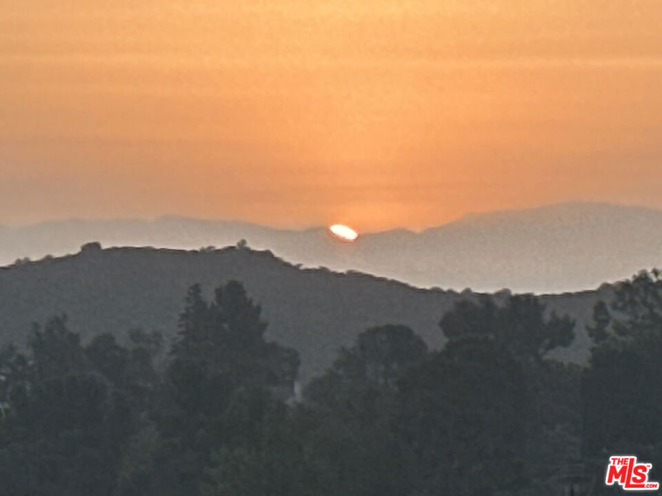 https://media.crmls.org/mediaz/038111a3-1399-46c1-acd1-a7ee6eb19db6.jpg?preset=X-Large