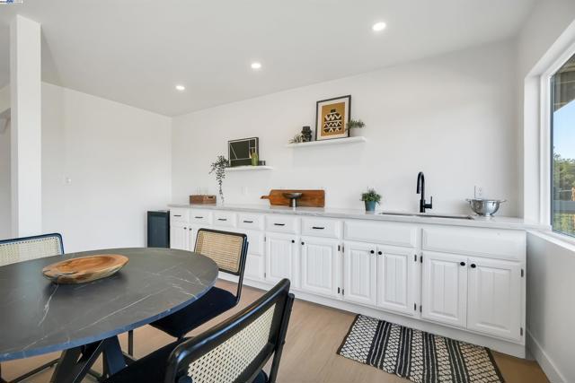 102 Castlewood Dr, Pleasanton CA: https://media.crmls.org/mediaz/0381c582-3305-4e1c-8a4c-68b52808880d.jpg