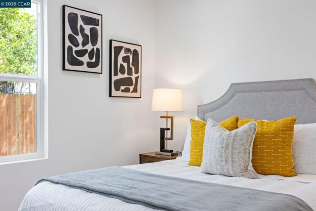 2133 39Th Ave, Oakland CA: https://media.crmls.org/mediaz/0381c719-a95c-468e-ba68-b9c19fefa61f.jpg