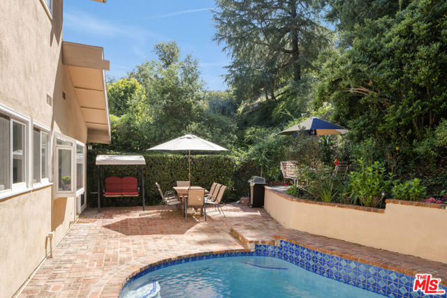 3735 Montuso Place, Encino CA: https://media.crmls.org/mediaz/0382879e-76f5-46eb-80f3-7c480cfd5345.jpg