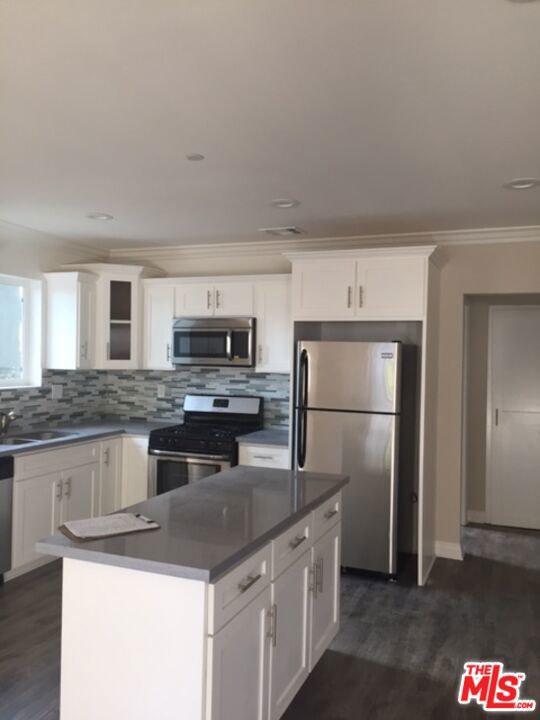 529 N Benton Way, Los Angeles CA: https://media.crmls.org/mediaz/0382d15d-b5b1-413c-bc5d-0353e5537563.jpg