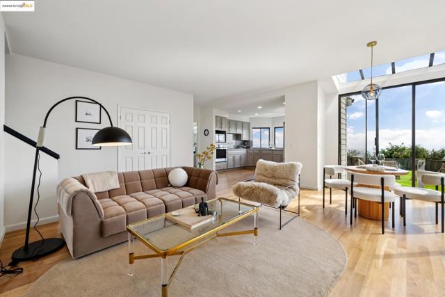 6019 Ridgemont Dr, Oakland CA: https://media.crmls.org/mediaz/0383c4ad-1fb2-4373-8190-e3e9148c7d02.jpg