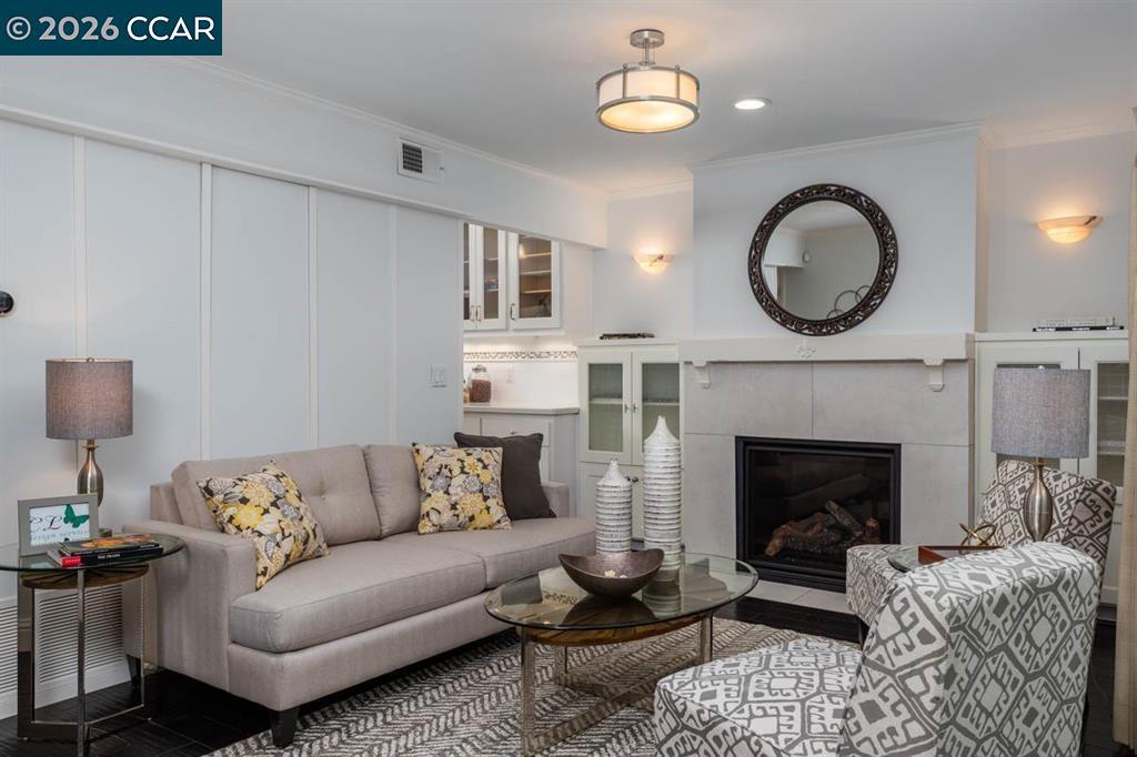 https://media.crmls.org/mediaz/0383db2a-af45-4351-950d-c7702fb342ee.jpg?preset=X-Large