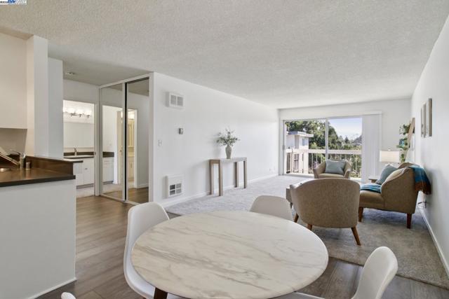 950 Shorepoint Ct, Alameda CA: https://media.crmls.org/mediaz/0384716a-0f1f-49b7-a38f-1d1bde3a76ef.jpg