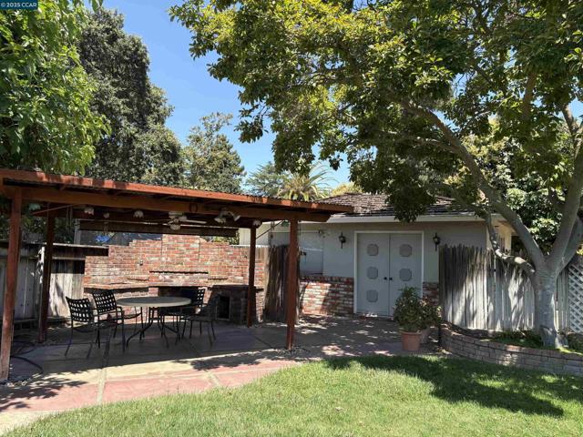 3041 Concord Blvd, Concord CA: https://media.crmls.org/mediaz/0384851c-8280-4c93-a0e3-8c7c9999fc9e.jpg