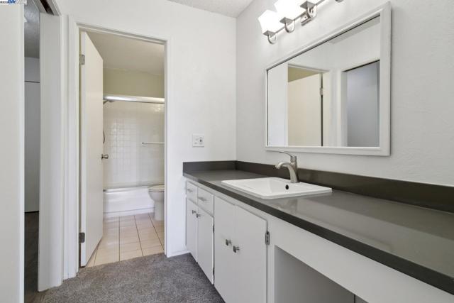 950 Shorepoint Ct, Alameda CA: https://media.crmls.org/mediaz/0385b6bc-412b-4a48-bc77-6e58ec16fe35.jpg