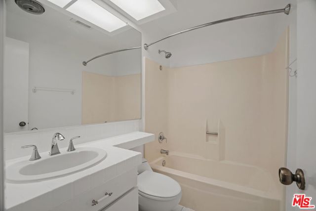3231 Cheviot Vista Place, Los Angeles CA: https://media.crmls.org/mediaz/0385bb4c-7cea-4d10-b244-738b941b7576.jpg