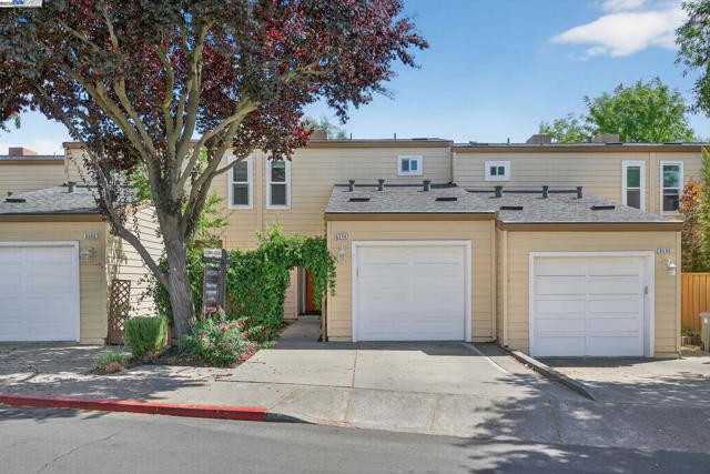 6574 Conestoga Ln, Dublin CA: https://media.crmls.org/mediaz/03866b1f-23d3-47e5-bbc6-a7cb8b177d20.jpg