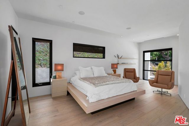 455 Castle Place, Beverly Hills CA: https://media.crmls.org/mediaz/0386989b-477d-4710-87d1-df4a8368a9b0.jpg