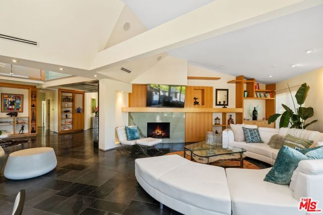 2625 Mar Lu Drive, Los Angeles CA: https://media.crmls.org/mediaz/0387126e-bd08-41a9-a15e-9003aecc9167.jpg