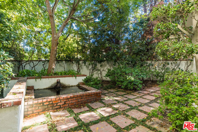 12386 Ridge Circle, Los Angeles CA: https://media.crmls.org/mediaz/038730ff-7ae5-4346-83d6-ea7e641960e3.jpg