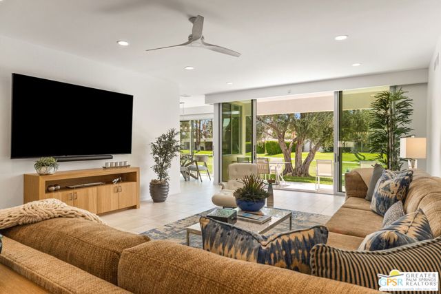 207 Desert Lakes Drive, Palm Springs CA: https://media.crmls.org/mediaz/03882bee-b64b-4cbc-81c9-e3e13055fffd.jpg