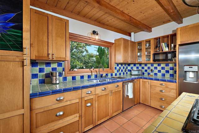 630 Ocean View Avenue, Encinitas CA: https://media.crmls.org/mediaz/0388b58f-0fe6-468b-a67c-1995846fa549.jpg
