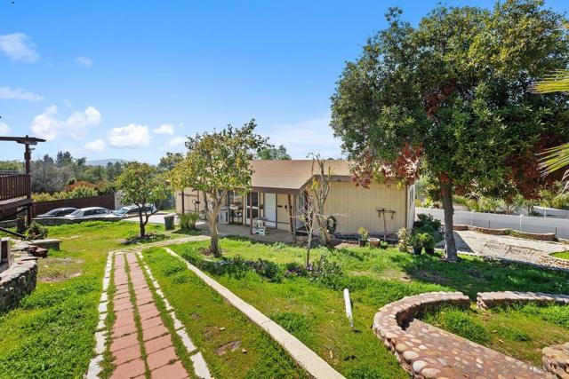 4816 Redondo Dr, La Mesa CA: https://media.crmls.org/mediaz/0389c22d-224b-4c9b-8b73-b6dfa10a158b.jpg
