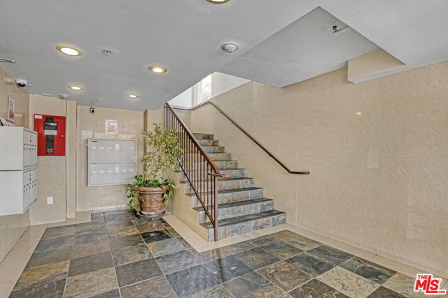 Image 4 of 32 For 5330 Satsuma Avenue