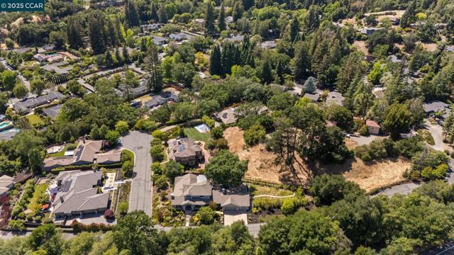 10 Candlelight Lane, Lafayette CA: https://media.crmls.org/mediaz/038b6956-c810-4fee-a07b-47711fc95298.jpg