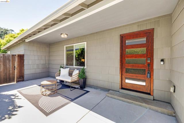 1424 Sunnyslope Ave, Belmont CA: https://media.crmls.org/mediaz/038b83de-f864-4ce2-b458-16ee9f9d093e.jpg