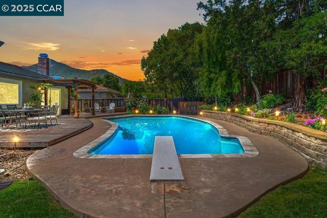 21 Mirango Ct, Clayton CA: https://media.crmls.org/mediaz/038bc190-c6b1-4f60-837d-5ac53b35237f.jpg