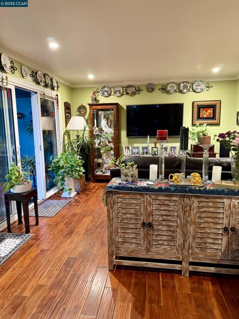 1036 Oak Grove Rd, Concord CA: https://media.crmls.org/mediaz/038bd4e1-7c3f-41c2-9c7b-6d4b1637697e.jpg