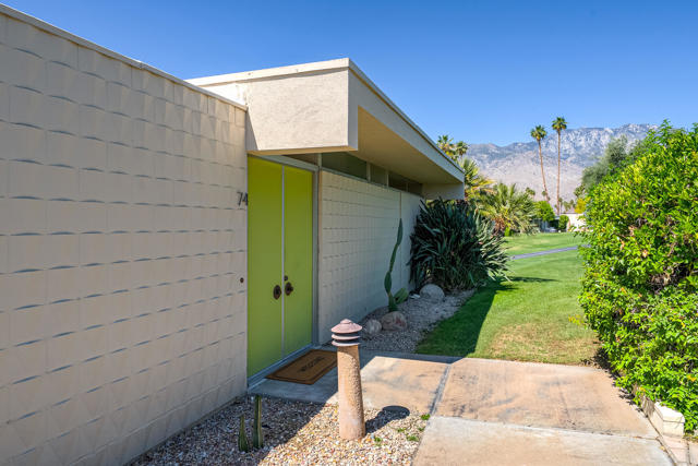 74 Lakeview Drive, Palm Springs CA: https://media.crmls.org/mediaz/038bebfb-30ee-40bb-9387-141b16d2c033.jpg