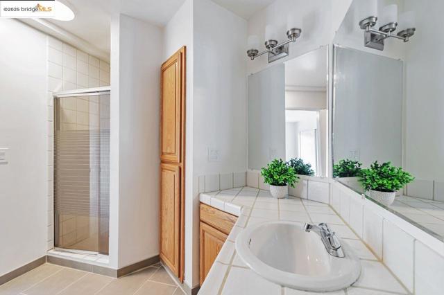 6659 Exeter Dr, Oakland CA: https://media.crmls.org/mediaz/038bf6c1-36fd-4a15-892c-2b3d5868b773.jpg