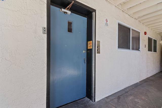 1743 Carmel Dr, Walnut Creek CA: https://media.crmls.org/mediaz/038c22cf-cc72-47eb-bed1-a34aa93aac1e.jpg