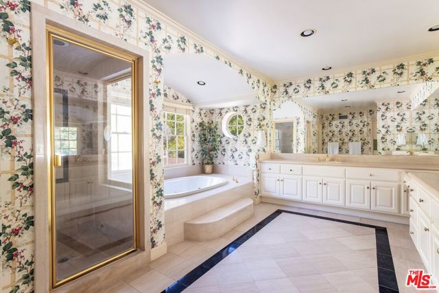3734 Longridge Avenue, Sherman Oaks CA: https://media.crmls.org/mediaz/038c700b-3020-4334-9270-f2329860f1f7.jpg