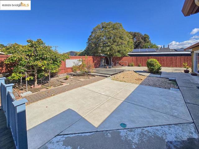 1651 Michael Dr, Pinole CA: https://media.crmls.org/mediaz/038ca530-b329-434e-a4b3-d7bb1288d7b6.jpg