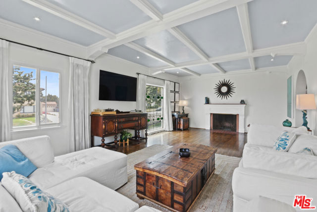 3691 Aureola Boulevard, View Park CA: https://media.crmls.org/mediaz/038d55af-8f34-47b1-b482-fb4edcc0edc4.jpg