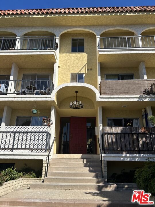 1033 6TH Street, Santa Monica CA: https://media.crmls.org/mediaz/038d85dd-17d3-4ffd-9cd4-f9366c8d39e2.jpg