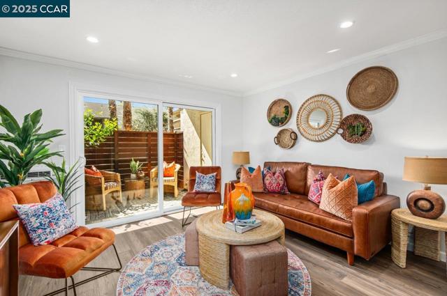 2742 Oak Rd, Walnut Creek CA: https://media.crmls.org/mediaz/038e25f9-b2db-4f63-8442-b2a99844b69a.jpg