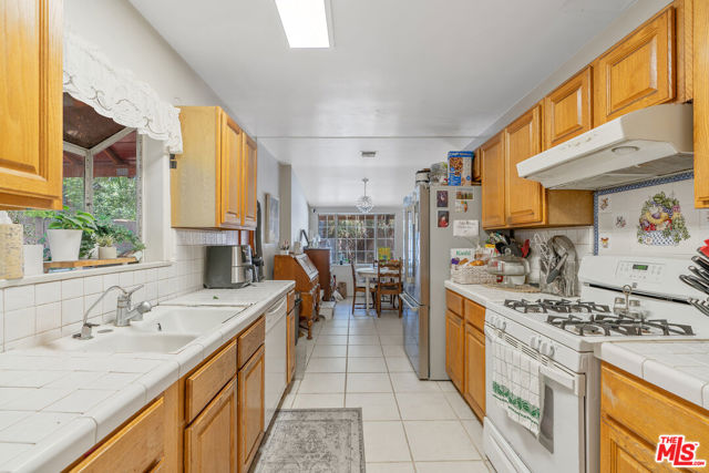 17503 Runnymede Street, Lake Balboa CA: https://media.crmls.org/mediaz/038e5e47-437d-4056-9c2b-cc98c4cb6049.jpg